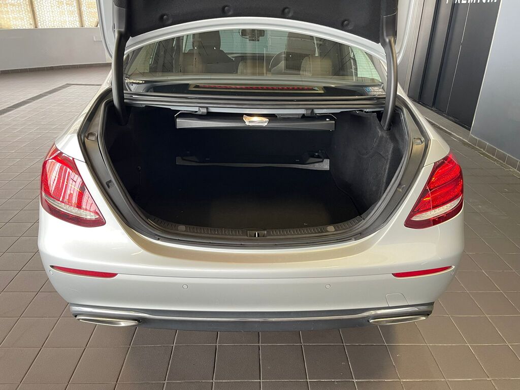 Mercedes Benz E200 Sedan Exclusive